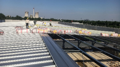 蔚藍鋼構百科：鋼結構廠房屋面拉網鋪棉的作用有哪些