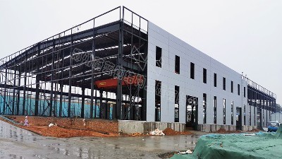 蔚藍鋼構百科：解析鋼結構廠房工程屋面容易漏水的地方