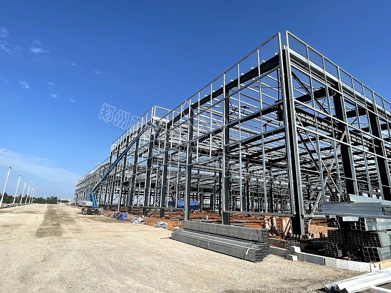 蔚藍鋼構百科：鋼結構廠房工程施工的詳細步驟